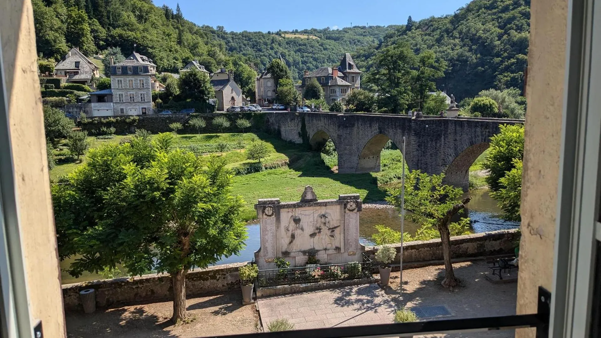 Chez Cornelia Bed & Breakfast Estaing
